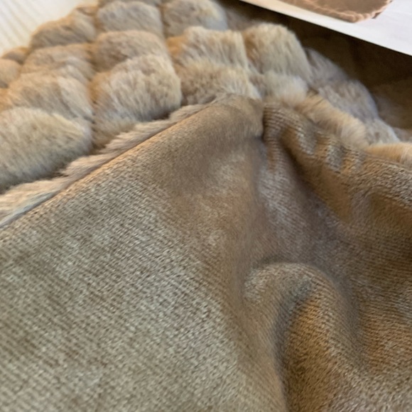 NWT koolaburra faux fur blanket brown - Picture 3 of 6